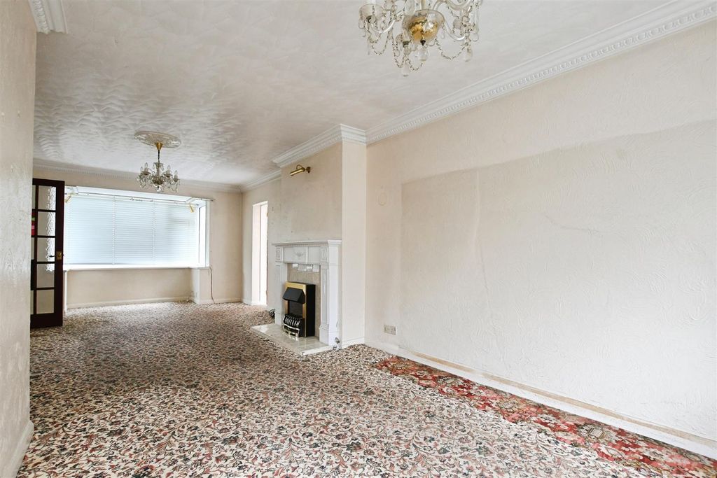 Property photo 2 of 16 Lounge