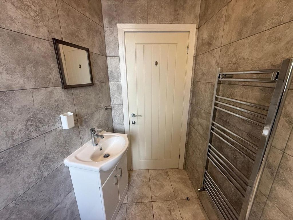 Property photo 2 of 8 Bathroom