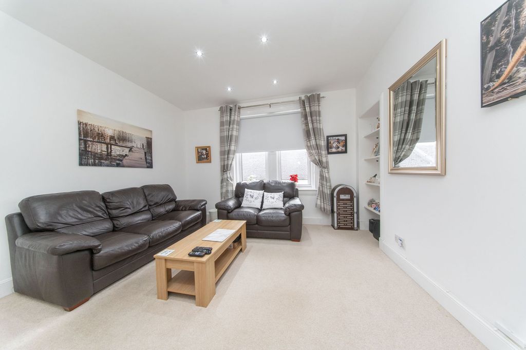 Property photo 2 of 21 Lounge