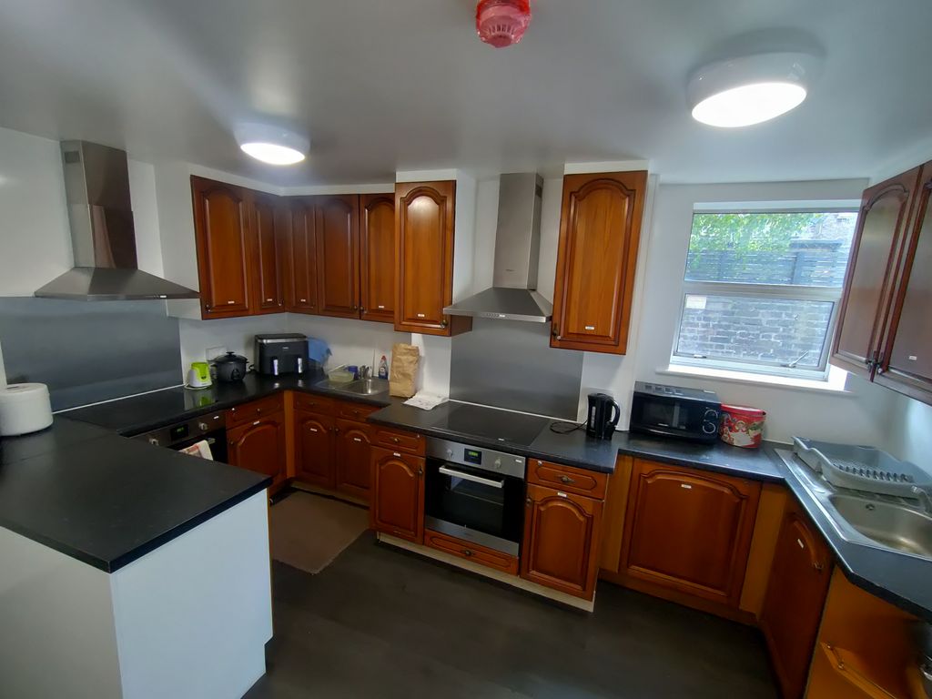 Property photo 3 of 11 Kitchen