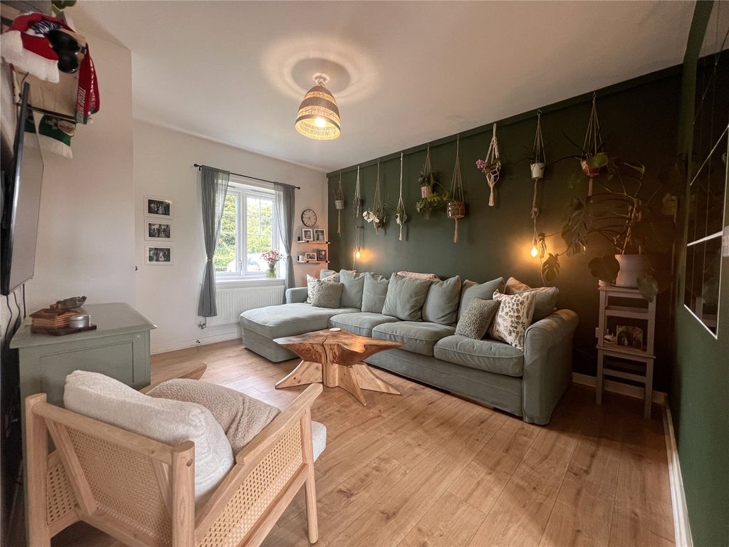 Property photo 1 of 11 Living Room