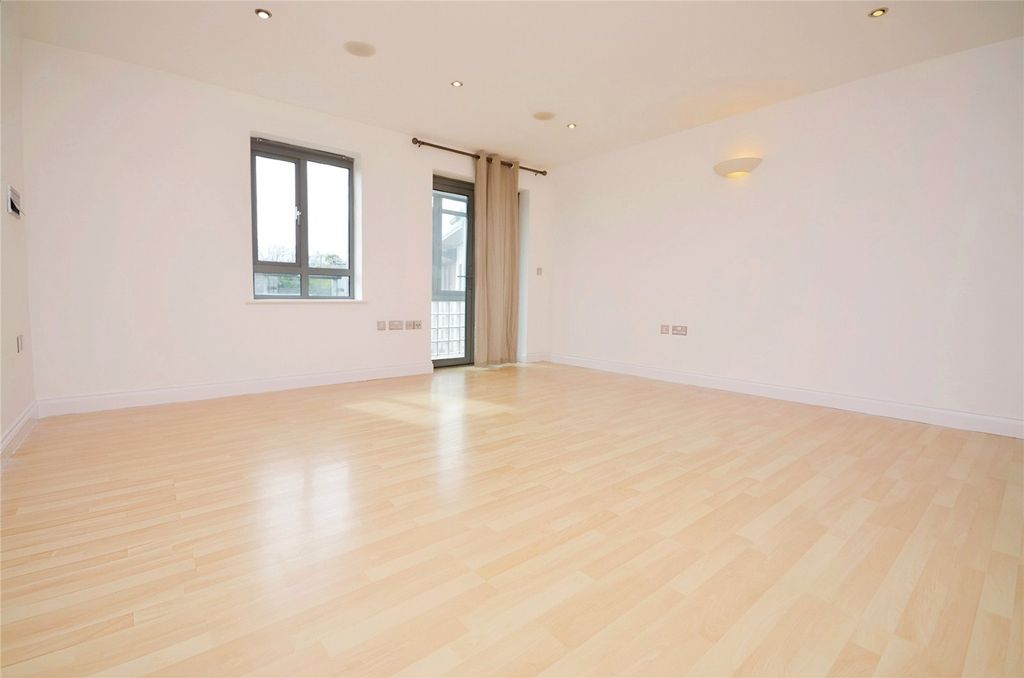 Property photo 3 of 8 Picture No. 17
