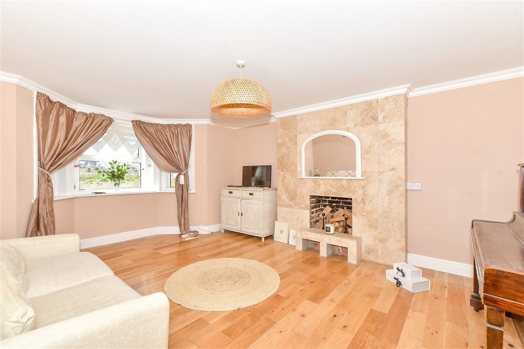 Property photo 2 of 9 Lounge