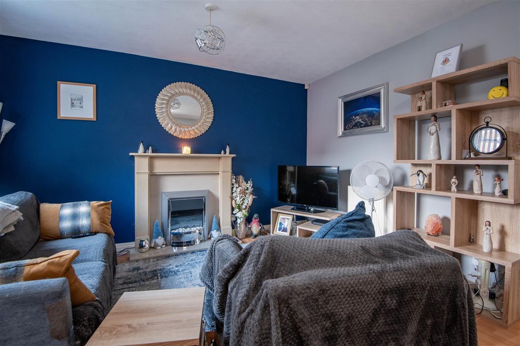 Property photo 3 of 11 Lounge