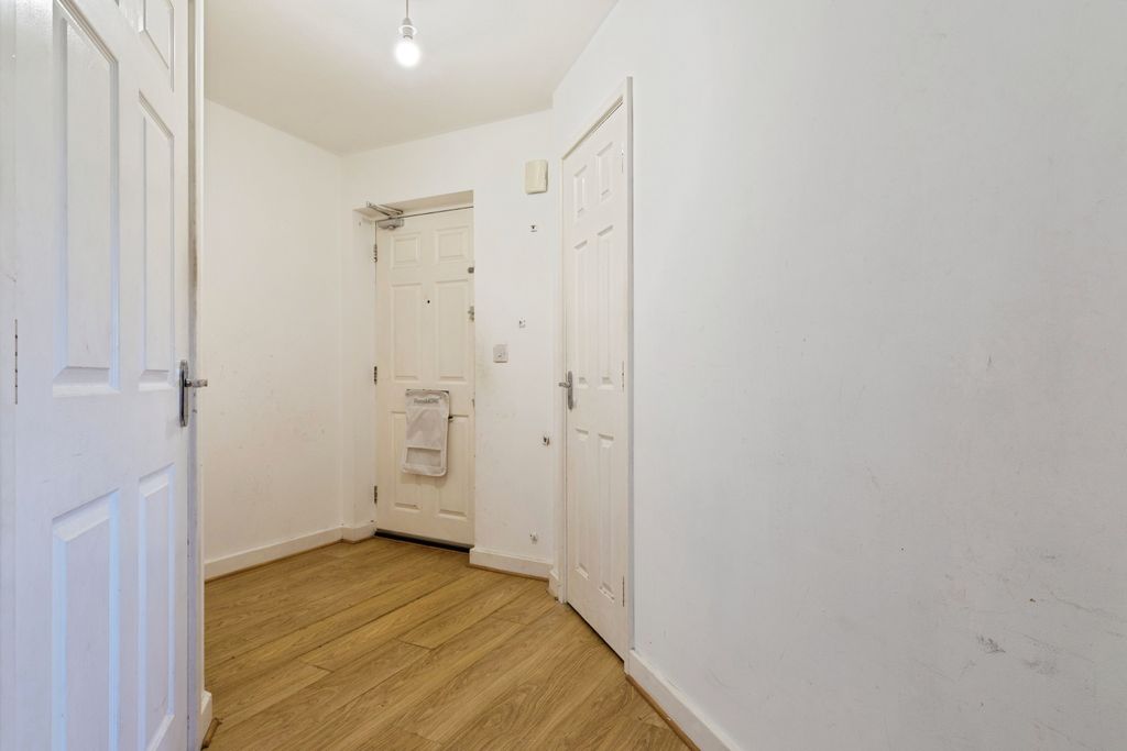 Property photo 3 of 19 Entrance Hallway