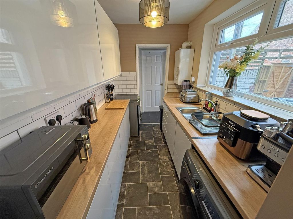 Property photo 3 of 7 Kitchen.Jpg