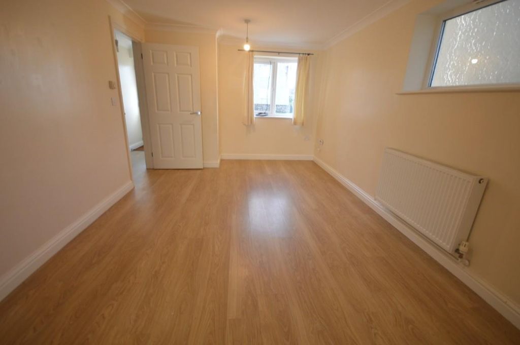 Property photo 2 of 17 Dsc_0030 (Medium).Jpg