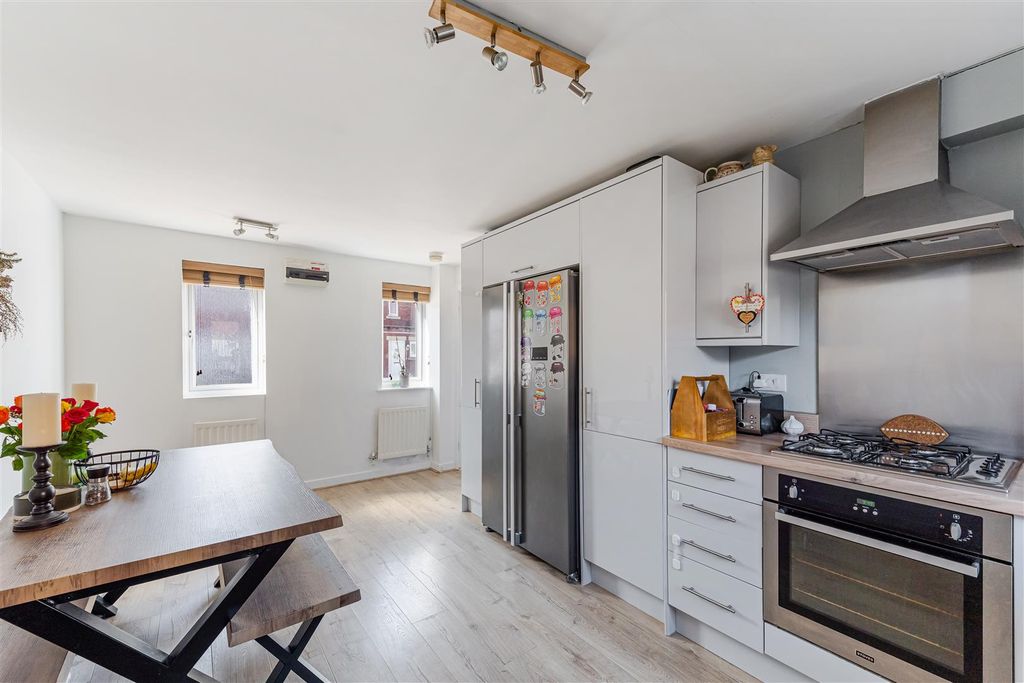 Property photo 3 of 17 Kitchen/Diner