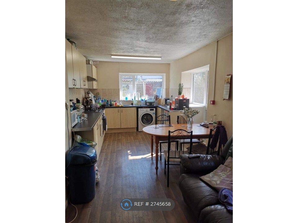 Property photo 3 of 5 Kitchen