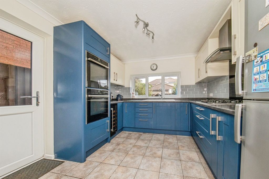 Property photo 2 of 20