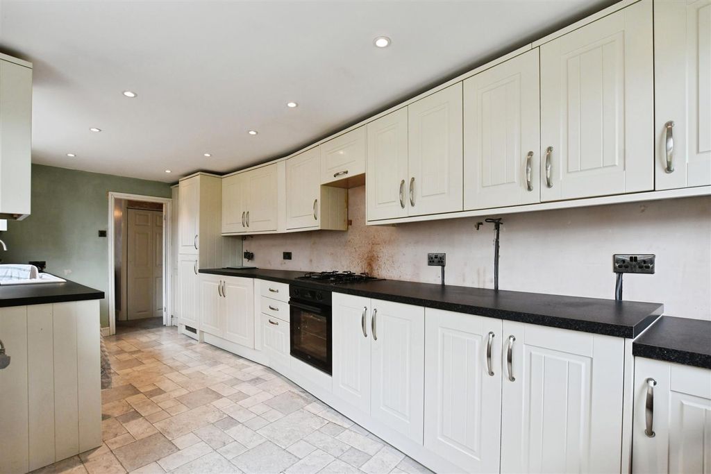 Property photo 3 of 15 Fitted Kitchen