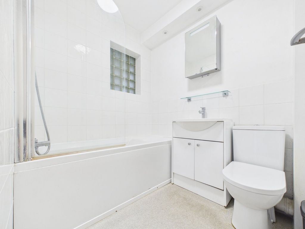 Property photo 3 of 10 Bathroom