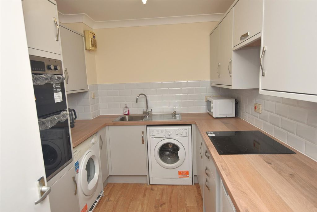 Property photo 2 of 25 Kitchen