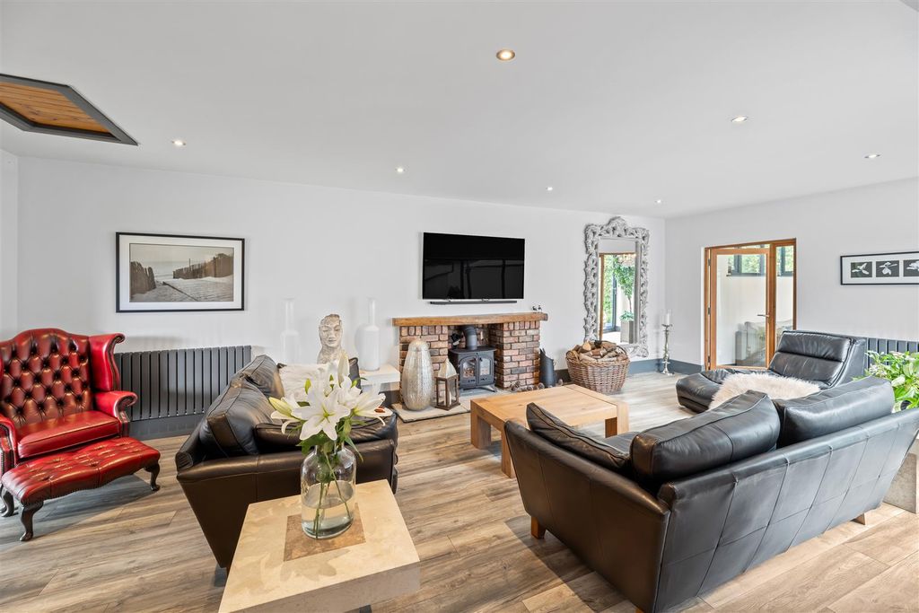 Property photo 2 of 26 Lounge