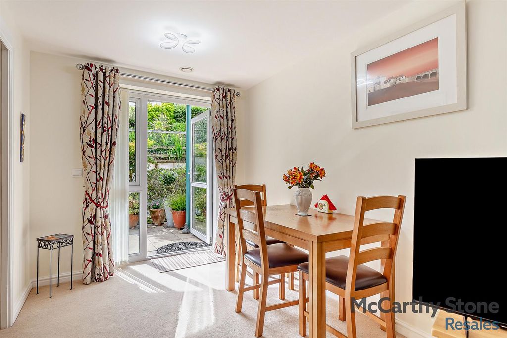 Property photo 2 of 21 Living Room