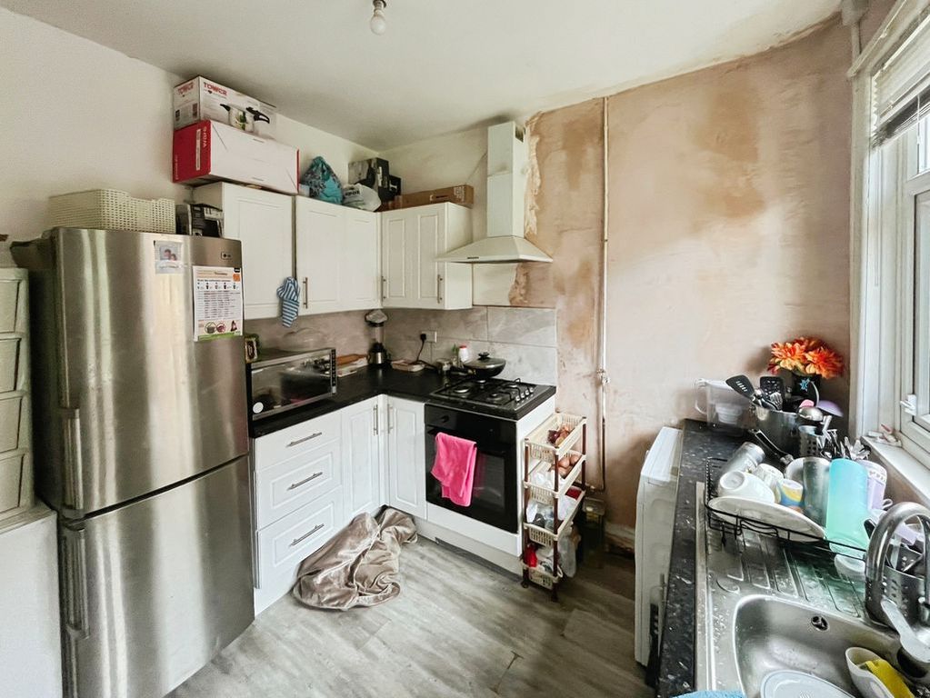 Property photo 3 of 10 Kitchen