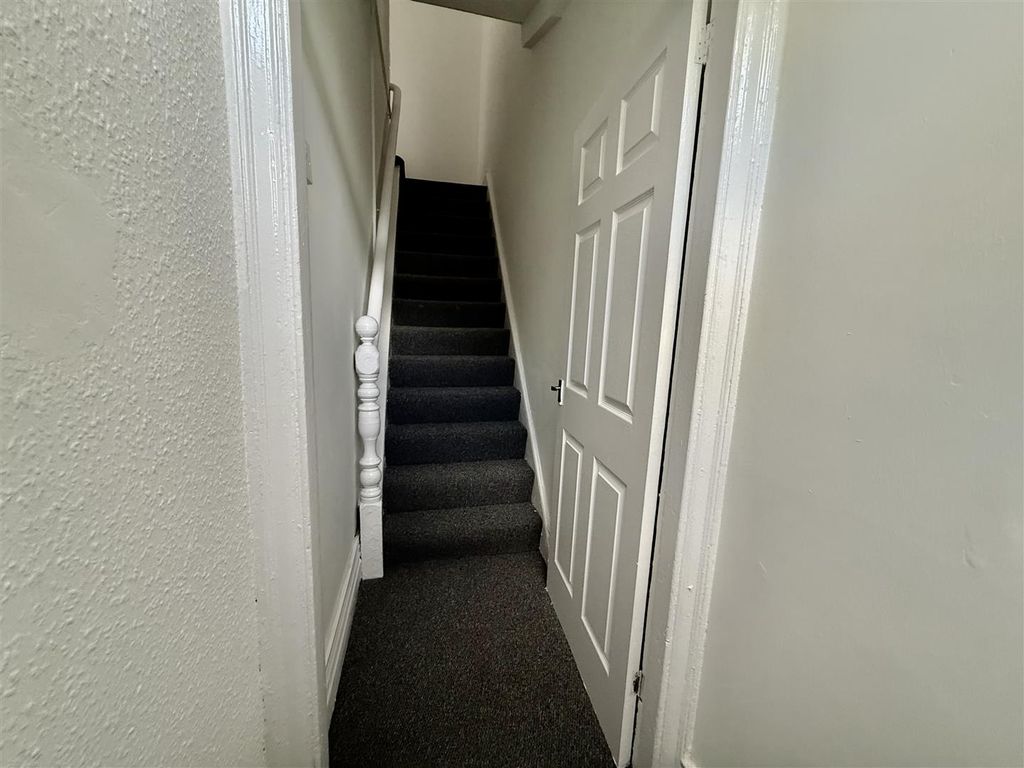 Property photo 2 of 8 Entrance Hall