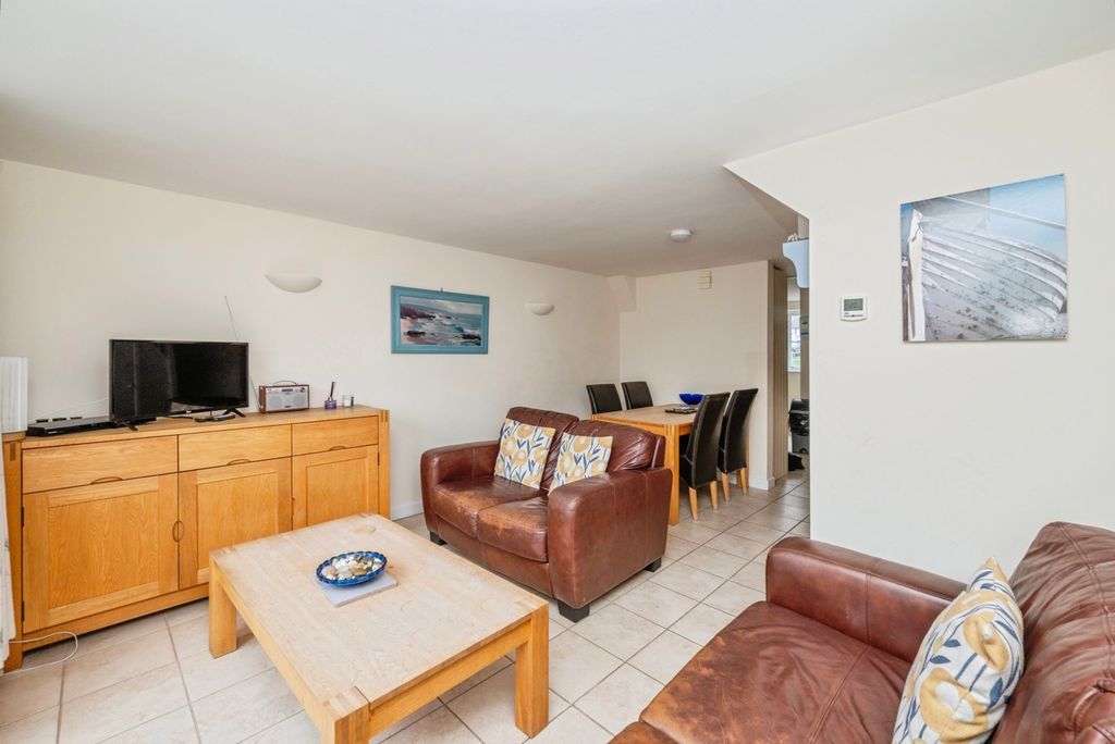 Property photo 3 of 16 Pbox-Img.Jpg