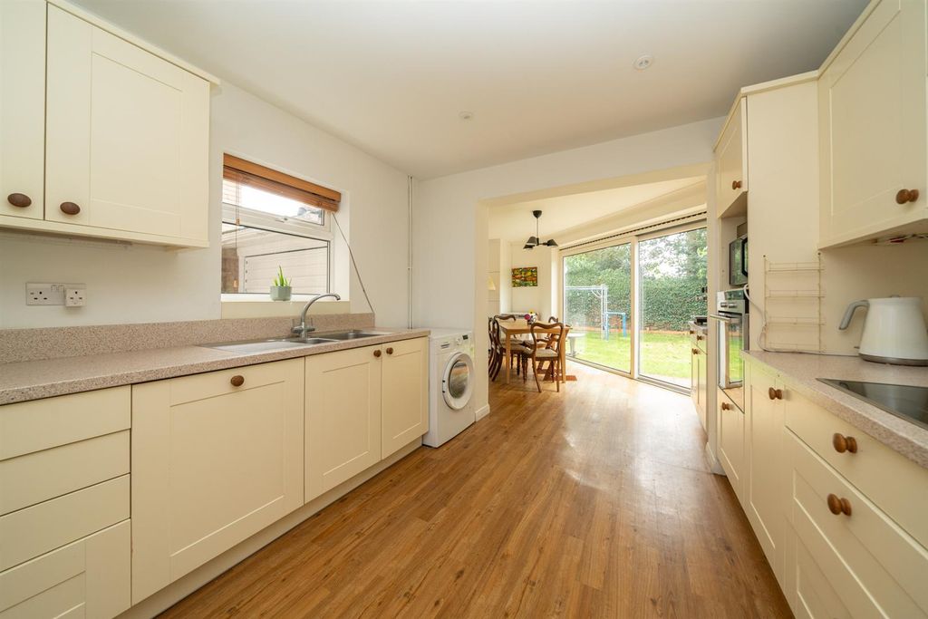 Property photo 3 of 36 Kitchen/Breakfast Room