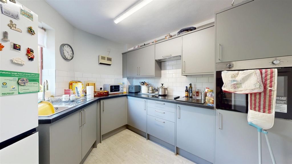 Property photo 2 of 9 Kitchen