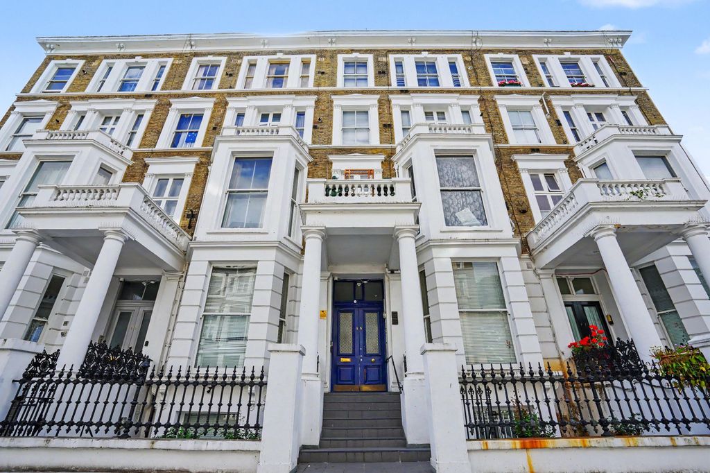 Property photo 1 of 8 Flat 30, 15 Nevern Road, Earl's Court, London Sw5 9Pq