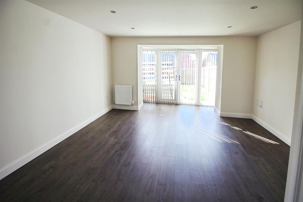 Property photo 3 of 16 Lounge