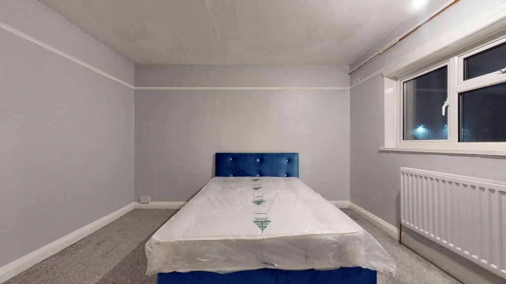 Property photo 3 of 6 Bright And Spacious Double Bedroom Featuring A Lar...