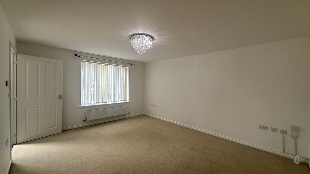 Property photo 2 of 33 Bedroom