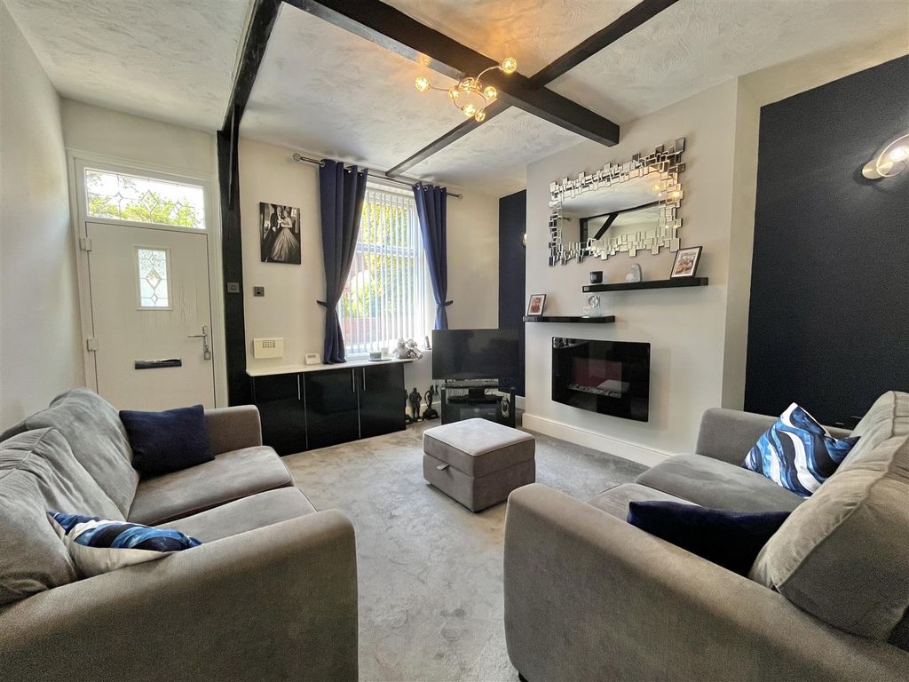 Property photo 3 of 11 Lounge