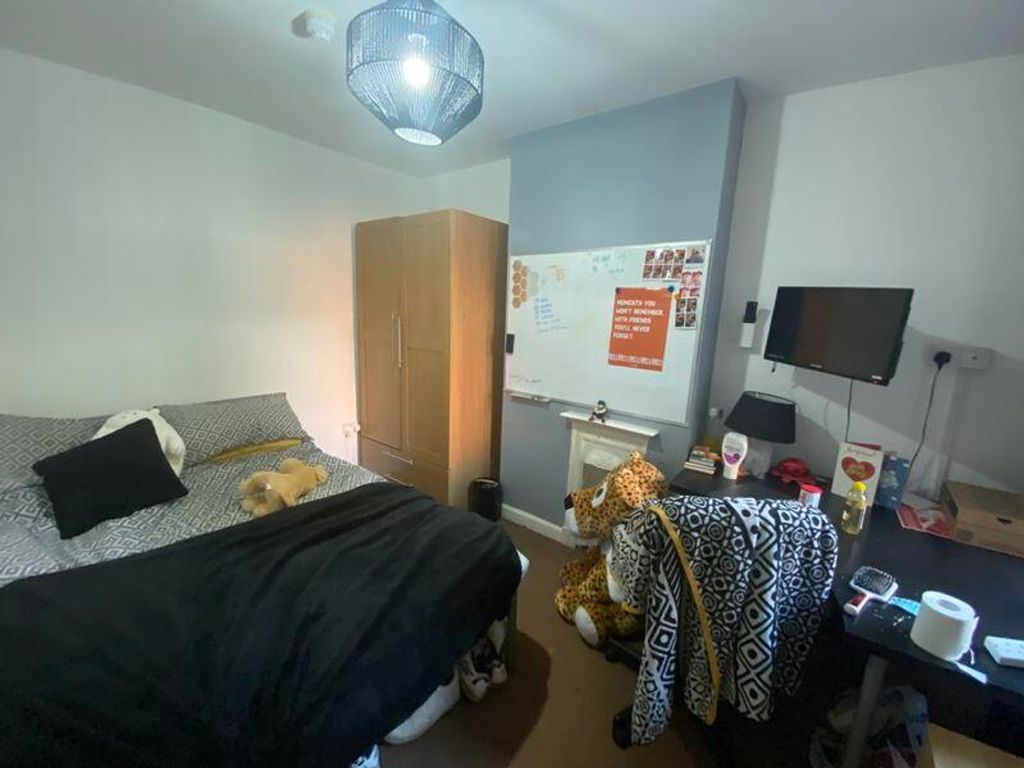 Property photo 3 of 10 A Cozy Double Bedroom Featuring A Comfortable Bed ...