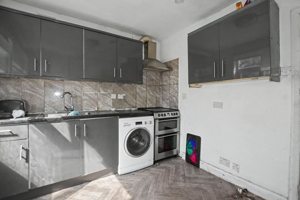 Property photo 2 of 15 82 Holly Hill Road, Lessness Heath, Erith Da8 1Qd