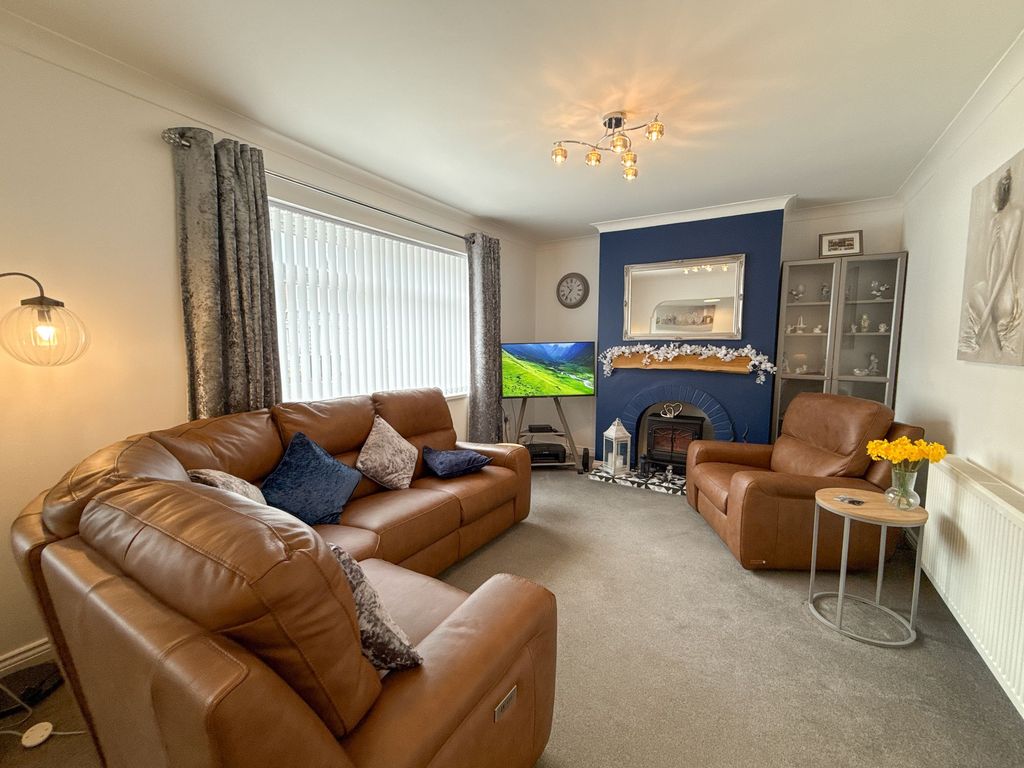 Property photo 3 of 12 Lounge