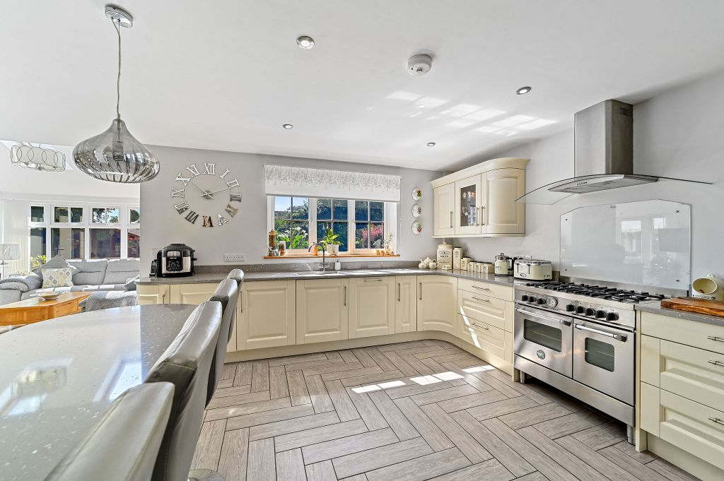 Property photo 3 of 27 Pt-TV-Pipers-19
