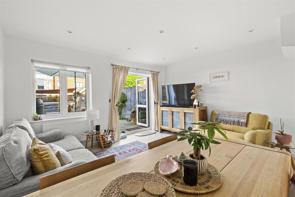 Property photo 3 of 15 Bartlett Place-9.Jpg
