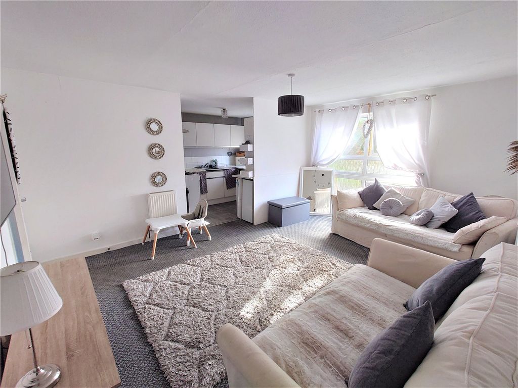 Property photo 3 of 7 Lounge (2)