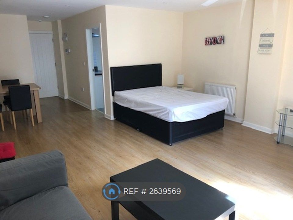 Property photo 3 of 6 Lounge/Bed Area