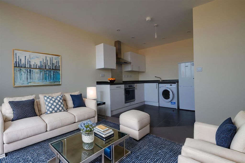 Property photo 2 of 4 0Romh4-Yibpjxgy1Ix5T3Vrqupg - Living Room - Modern - 2.Jpg