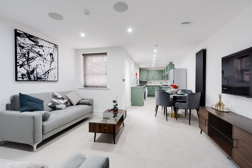 Property photo 1 of 10 Modern And Spacious Living Area With Bright Lighti...