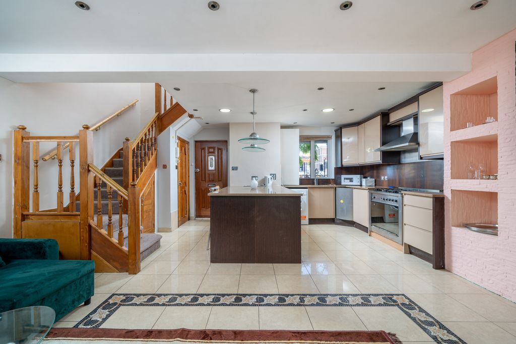 Property photo 1 of 18