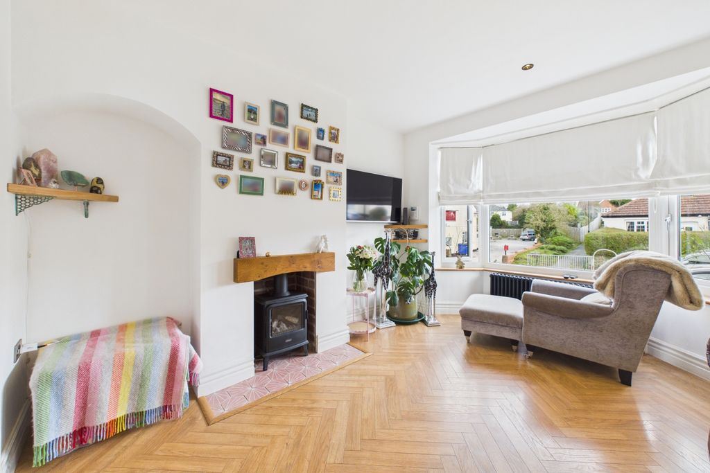 Property photo 3 of 17 Lounge