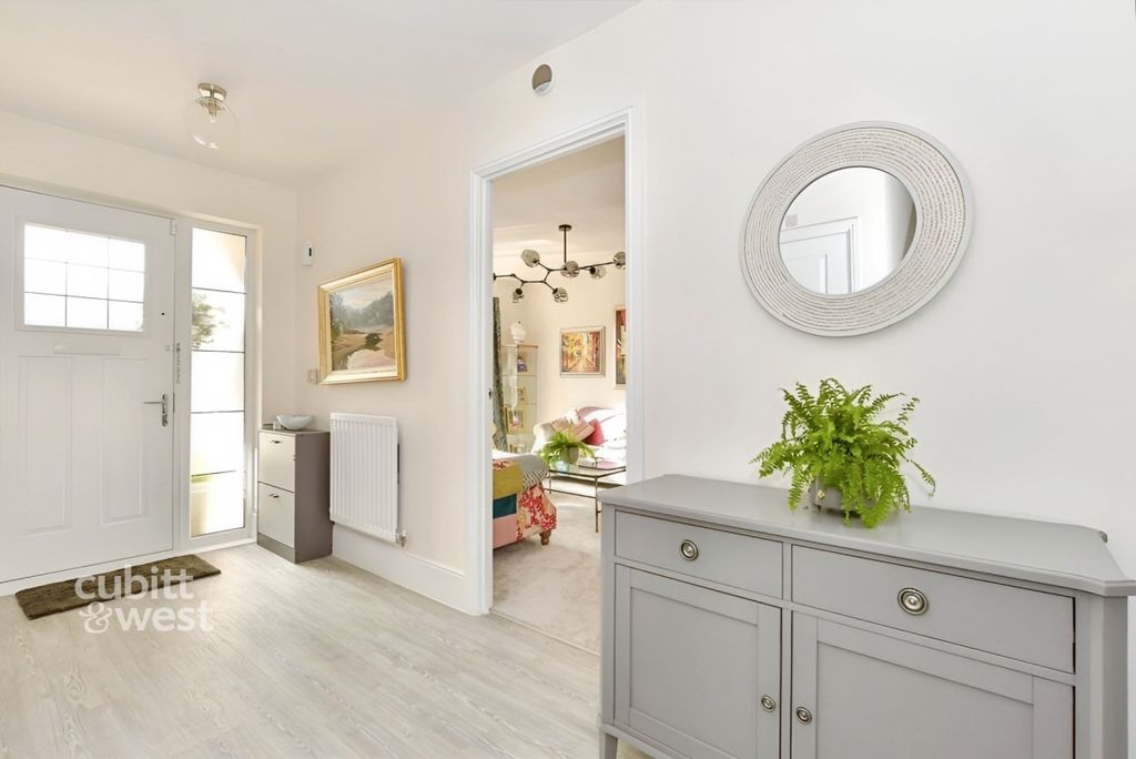 Property photo 3 of 17 A47d9E98-3