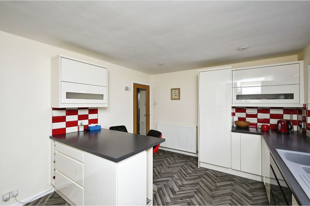 Property photo 3 of 18 Kitchen