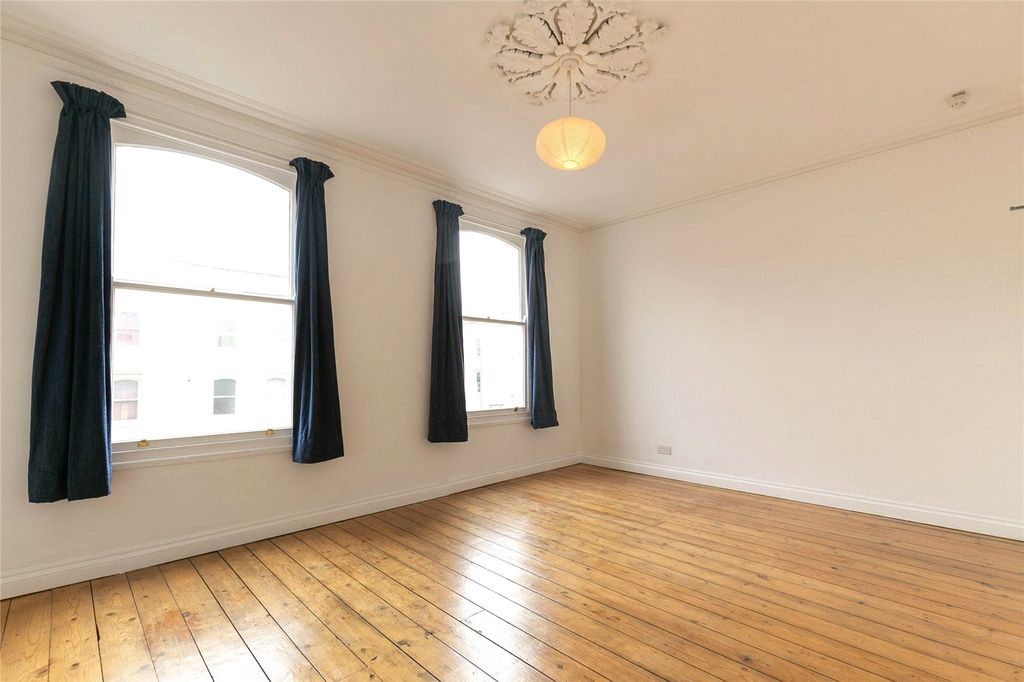 Property photo 3 of 7 Picture No. 15