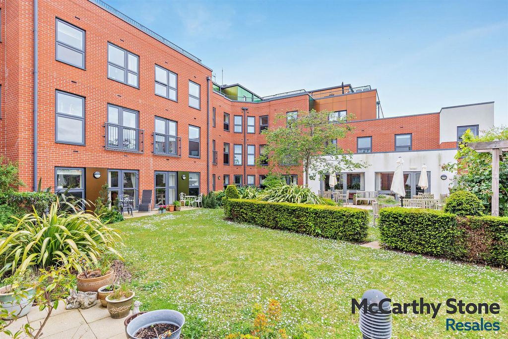Property photo 1 of 16 Communal Gardens