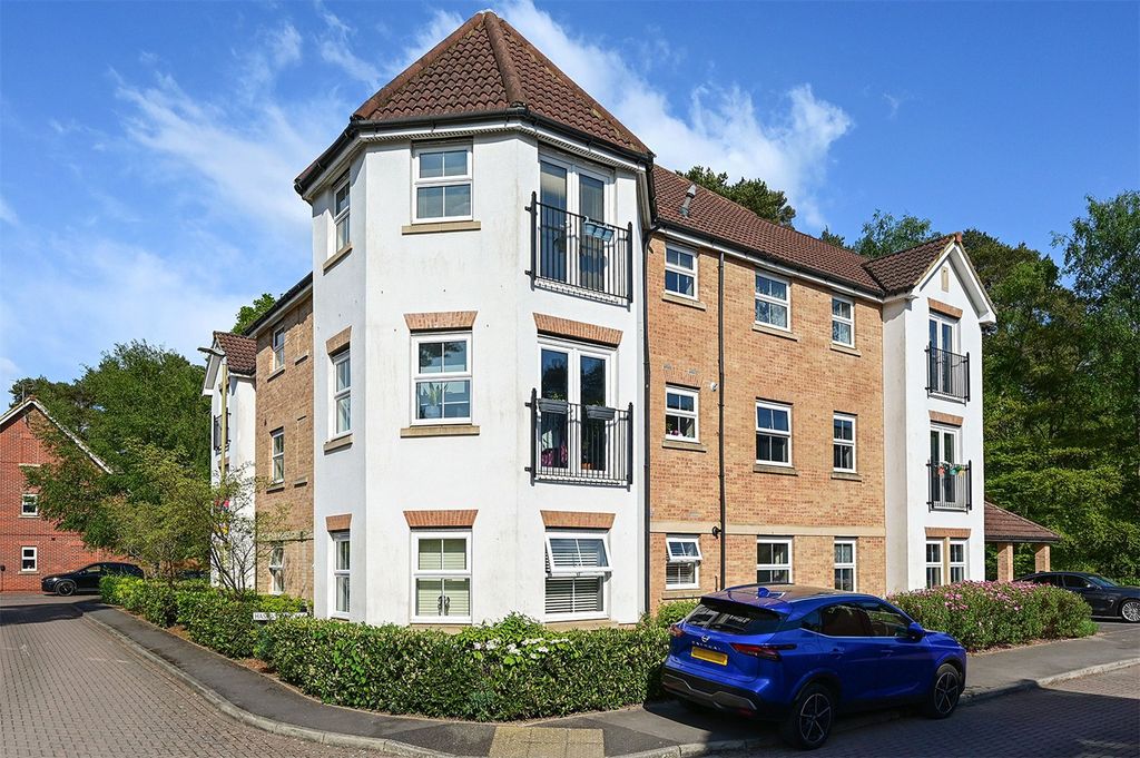 Additional image 7 of 2 bed flat for saleHaskins Gardens, Farnborough GU14