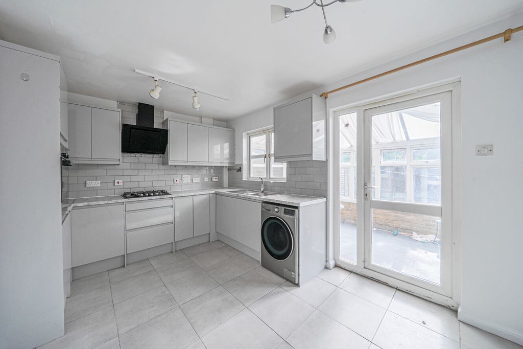 Property photo 2 of 11 1454190-13-69F22A...