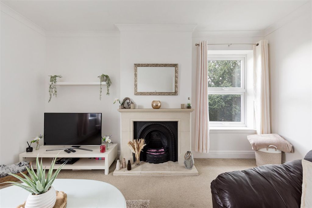 Property photo 1 of 19 Station Road, E4