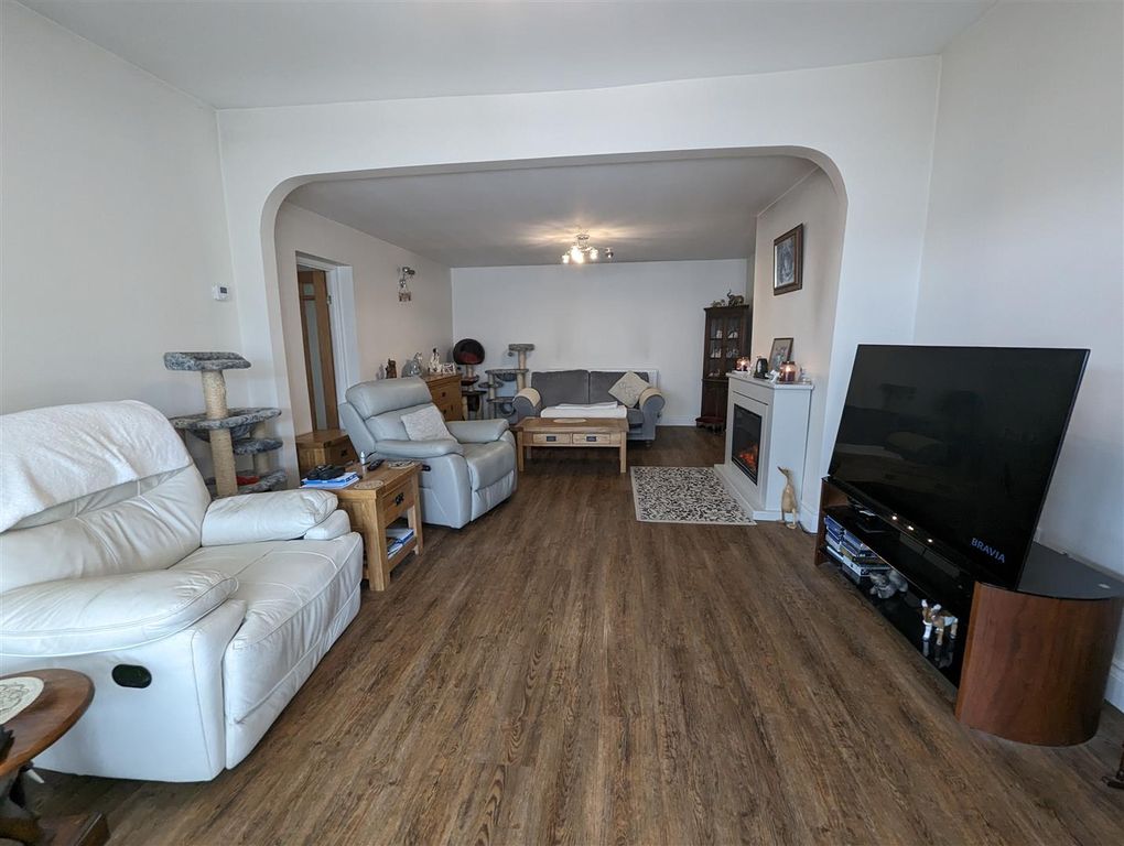 Property photo 3 of 19 Lounge