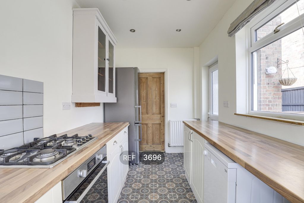 Property photo 3 of 11 Kitchen