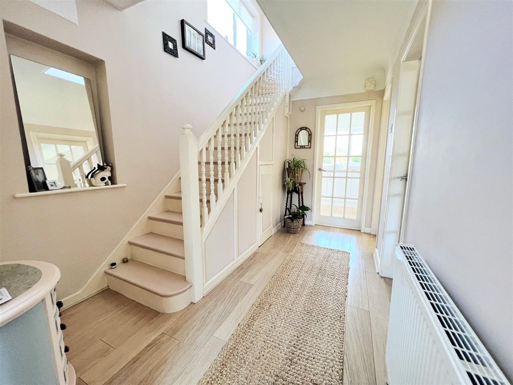 Property photo 2 of 20 Entrance Hall